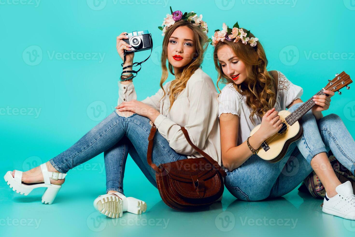 studio levensstijl portret van twee mooi jong blond gelukkig meisjes hebben plezier. foto