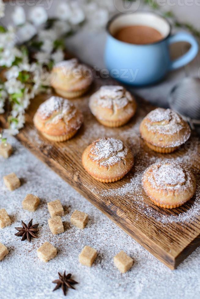 vers gebakken cupcakes van rijstmeel met banaan en vanille foto