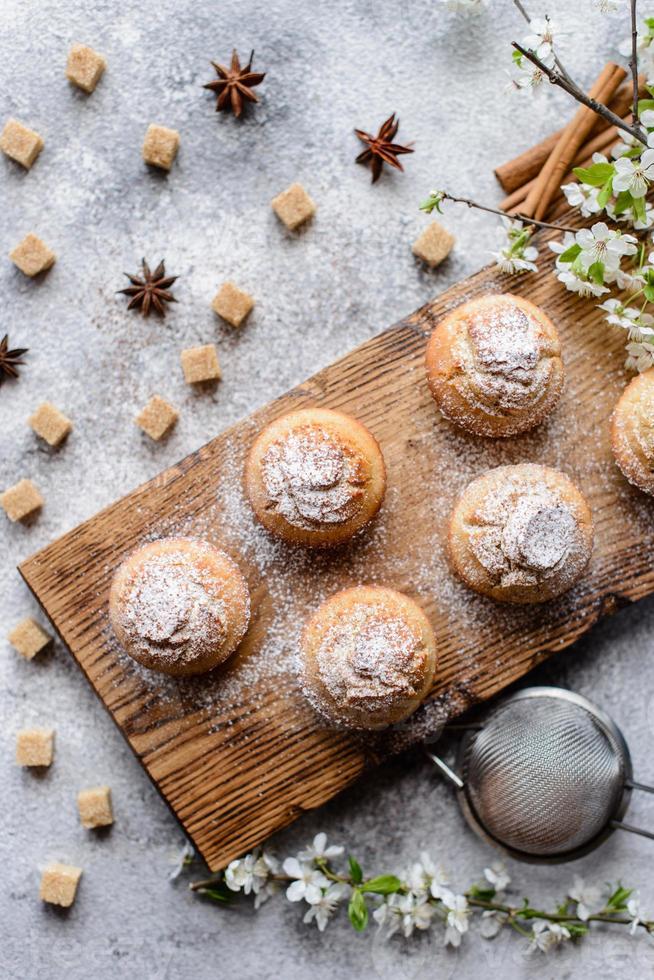 vers gebakken cupcakes van rijstmeel met banaan en vanille foto