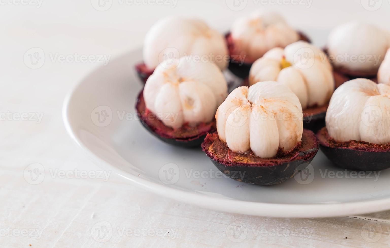 verse mangosteen op houten tafel foto