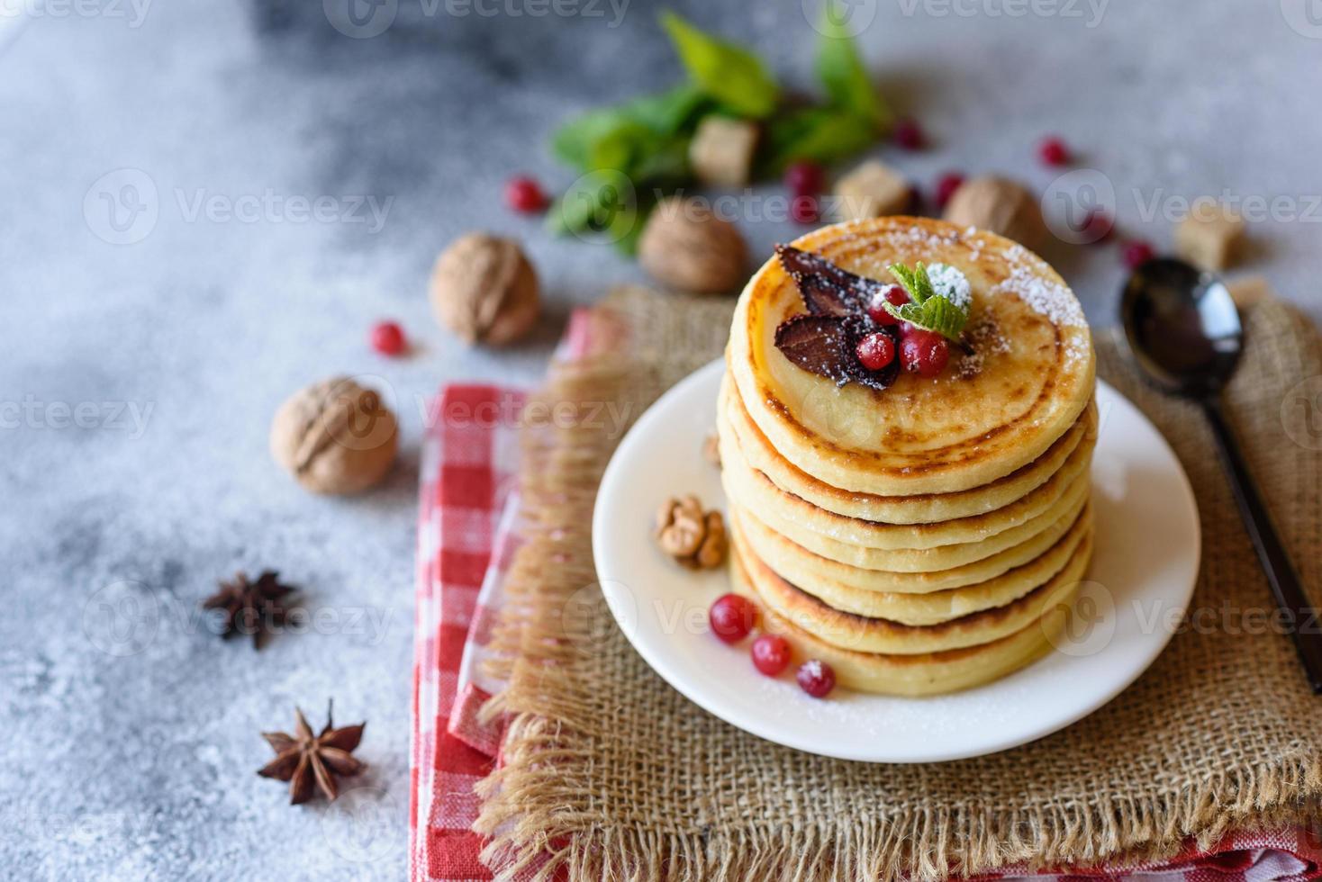 heerlijke verse mooie pannenkoeken met citrushoning en jam foto