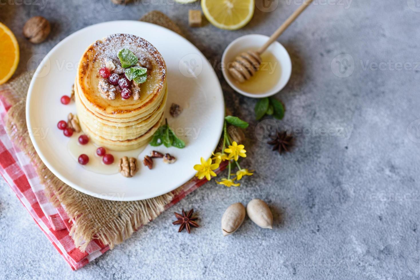 heerlijke verse mooie pannenkoeken met citrushoning en jam foto