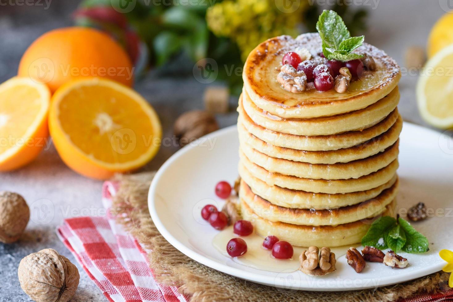 heerlijke verse mooie pannenkoeken met citrushoning en jam foto