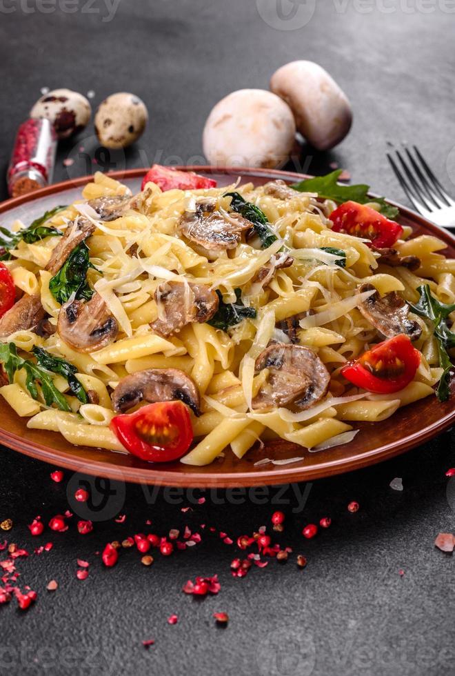 pasta met champignons, kaas, spinazie, rukkola en cherrytomaatjes foto