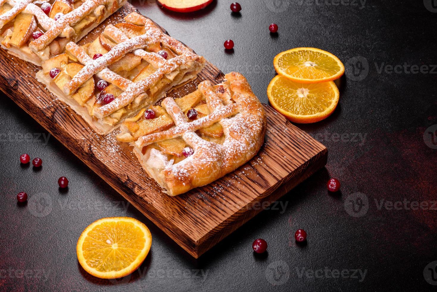 heerlijke verse taart gebakken met appel, peren en bessen foto