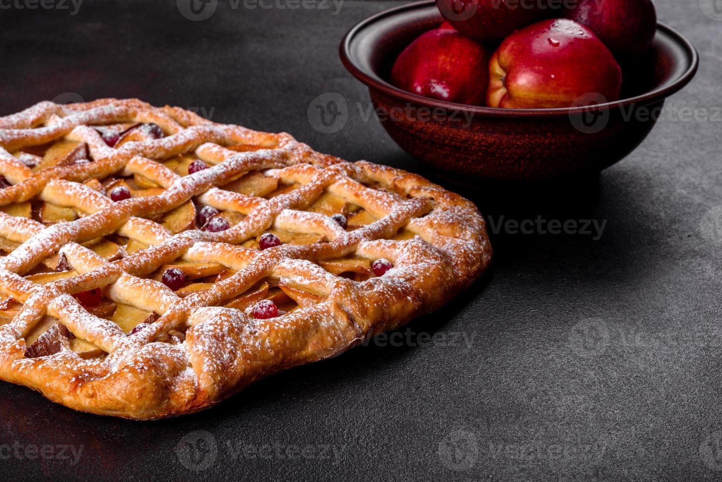 heerlijke verse taart gebakken met appel, peren en bessen foto