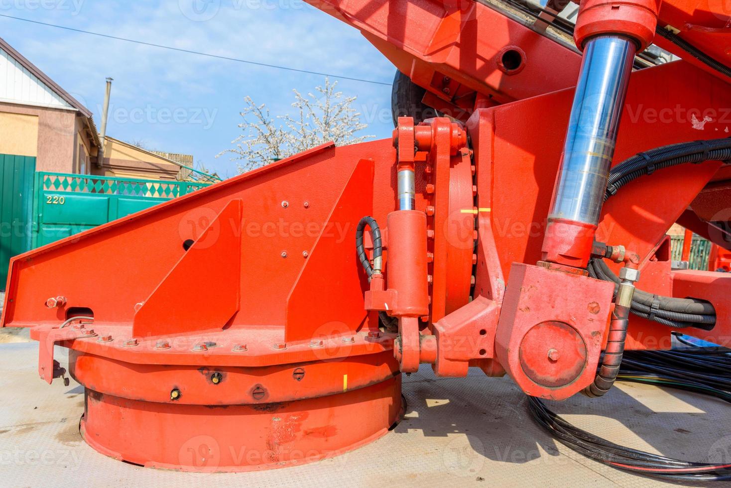 hydraulische uitrusting van hijskraan met giek en mand voor arbeiders; foto