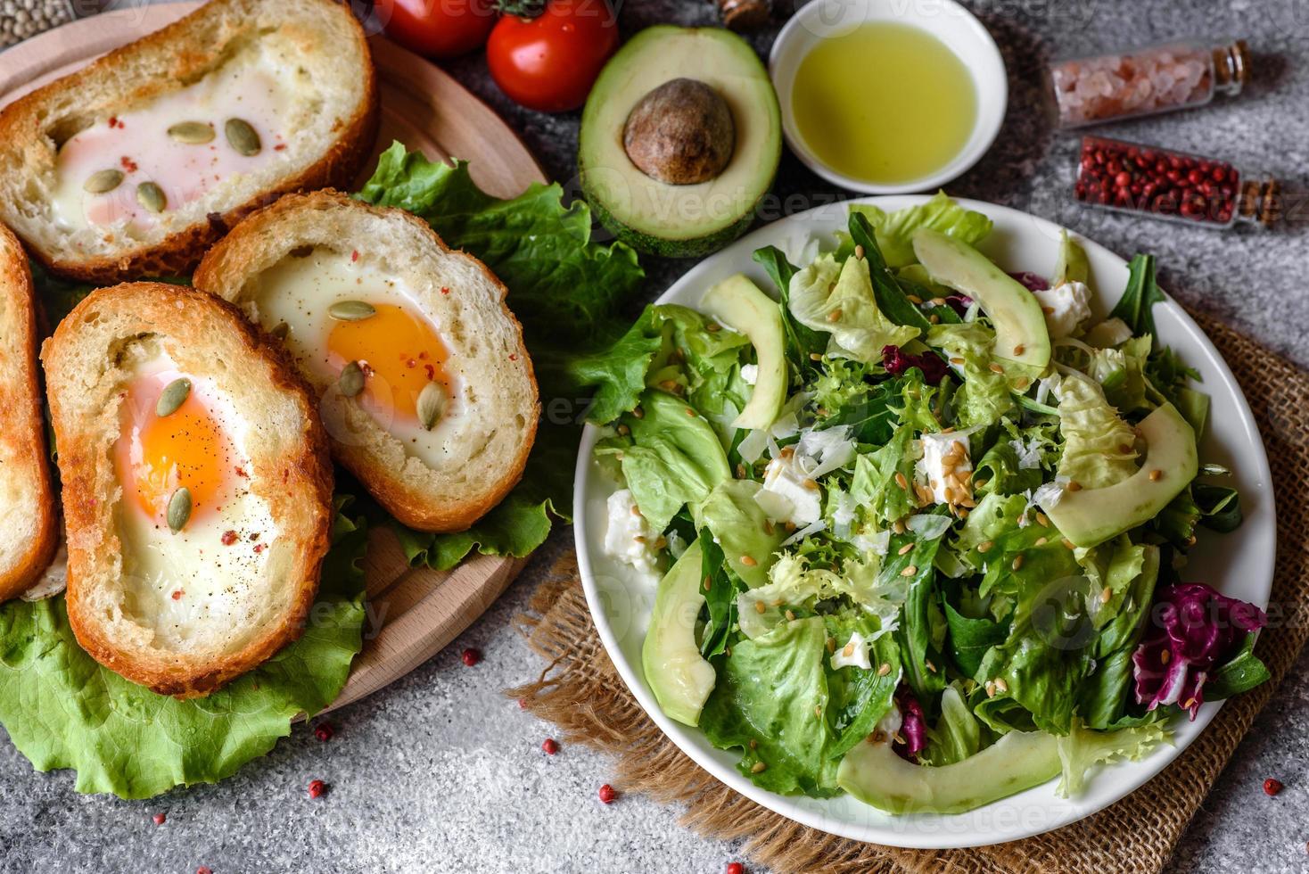 heerlijk ontbijt met grunts, eieren, avocado en cherrytomaatjes foto