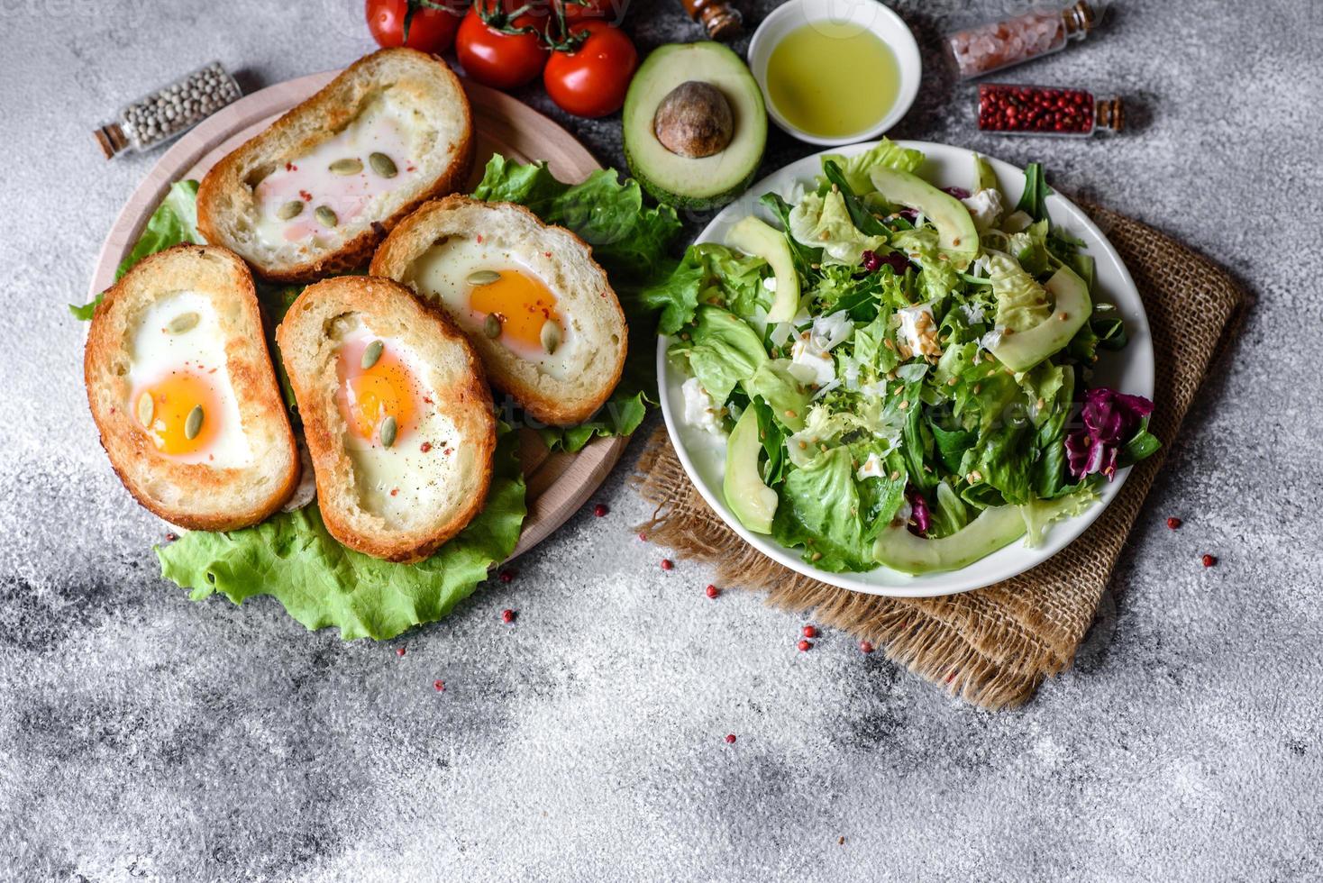 heerlijk ontbijt met grunts, eieren, avocado en cherrytomaatjes foto