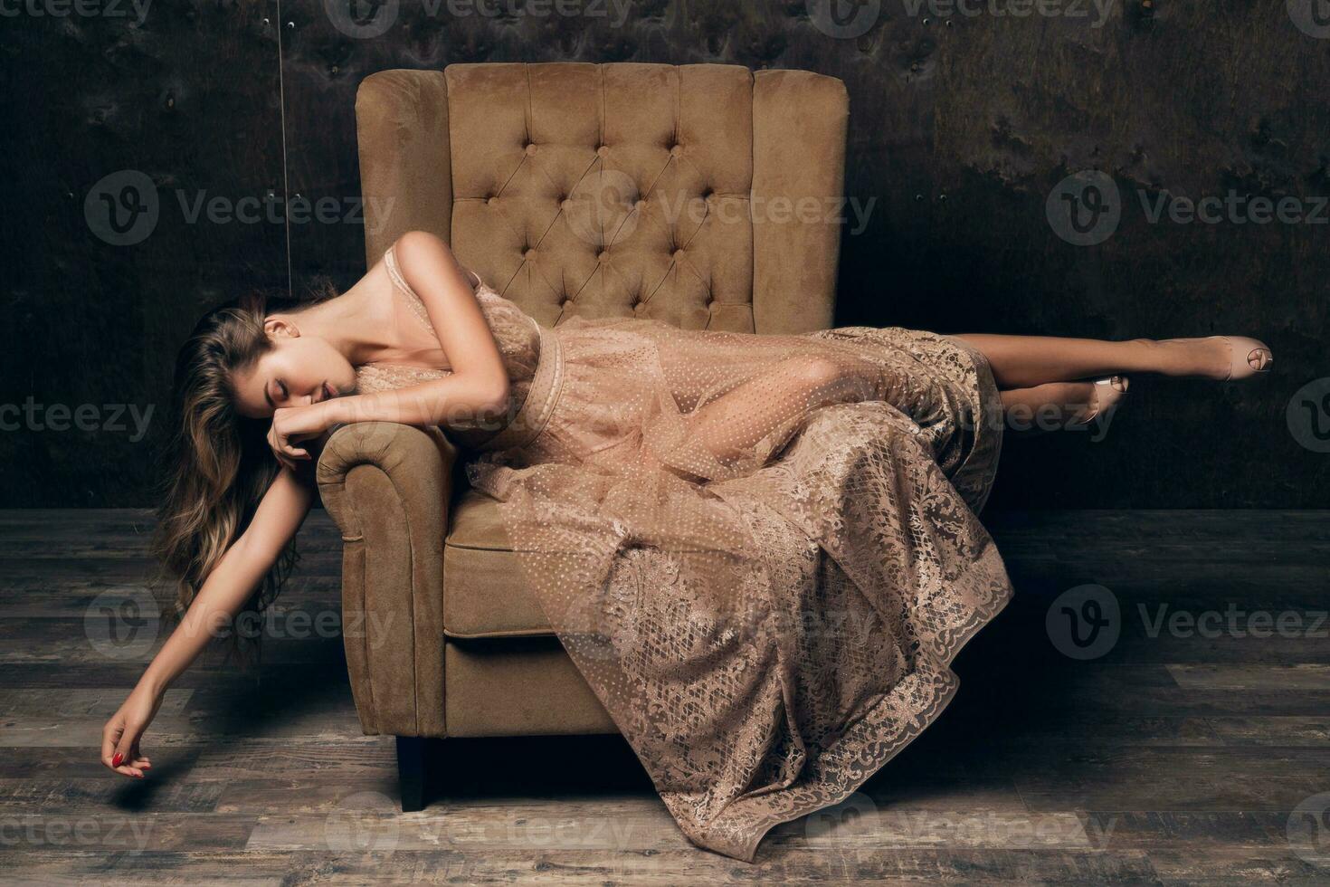 mooi vrouw in avond jurk zittend in stoel, luxe aantrekkingskracht stijl foto