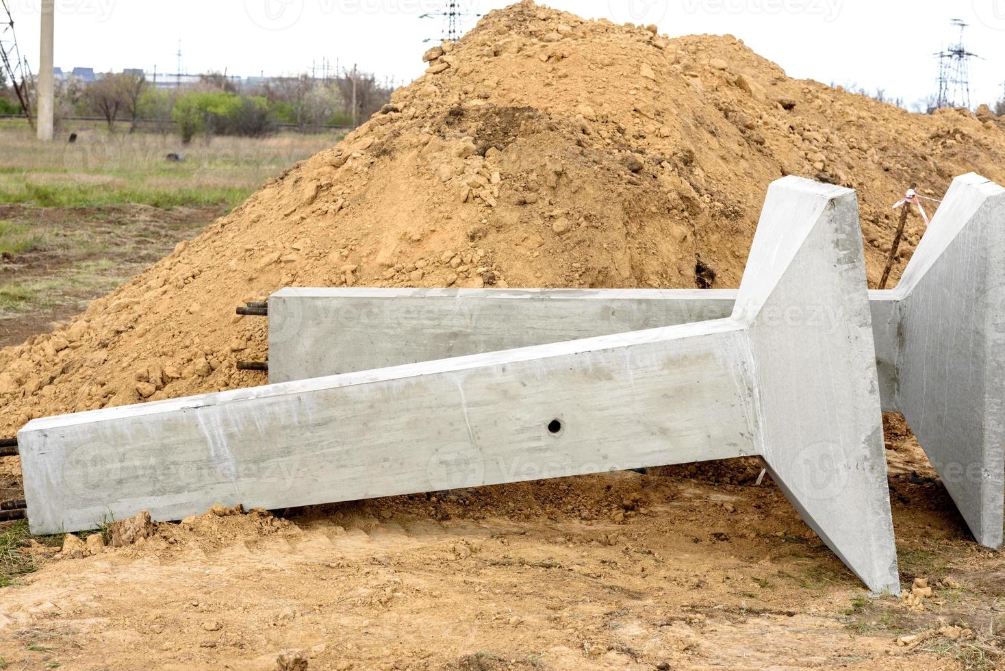 betonnen ondersteuning maakt deel uit van de fundering van metalen hoogspanningsondersteuning foto