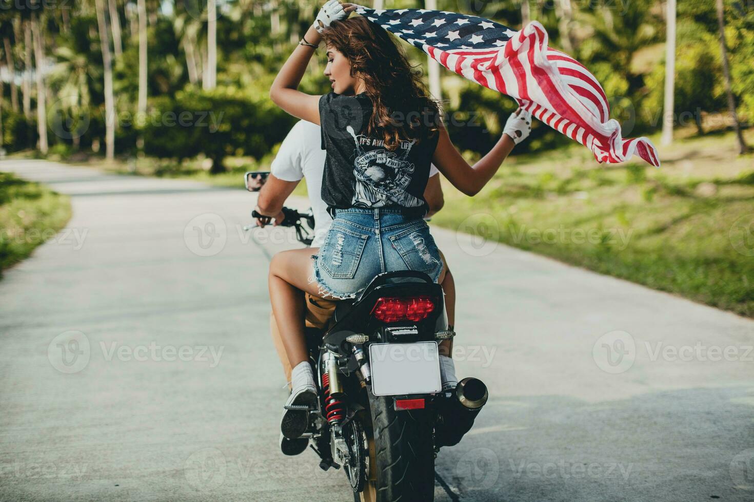 jong paar in liefde, rijden een motorfiets, knuffel, passie, vrij geest, Amerikaans vlag foto