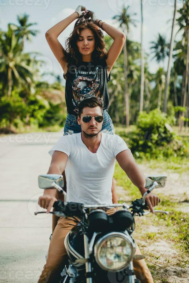 jong paar in liefde, rijden een motorfiets, knuffel, passie, vrij geest foto