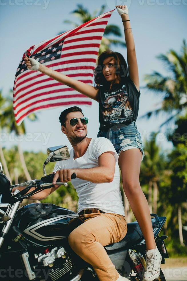 jong paar in liefde, rijden een motorfiets, knuffel, passie, vrij geest, Amerikaans vlag foto
