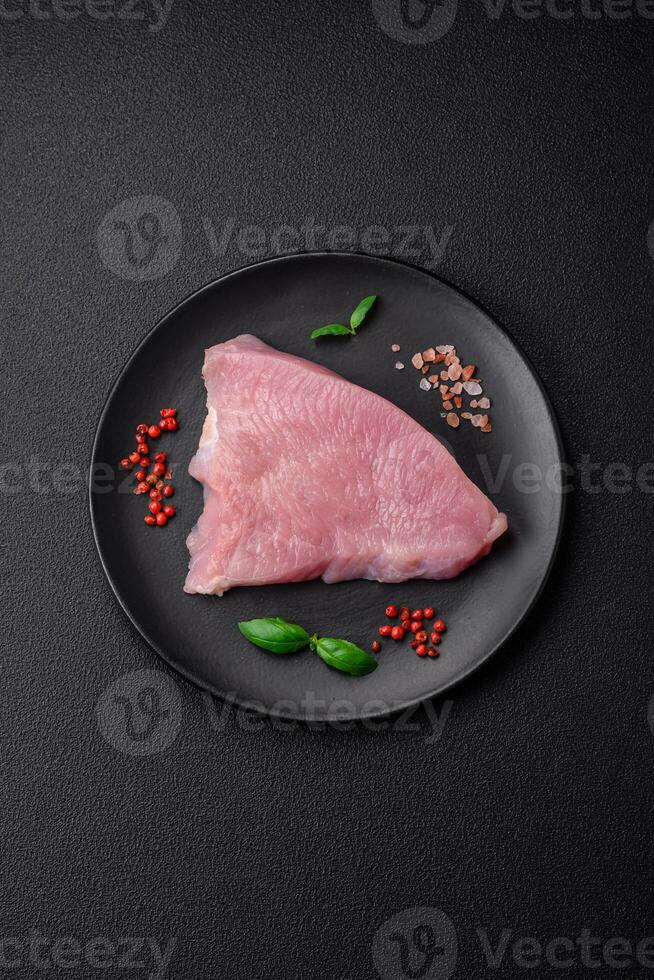 rauw kalkoen vlees in de het formulier van plakjes met zout, specerijen en kruiden foto