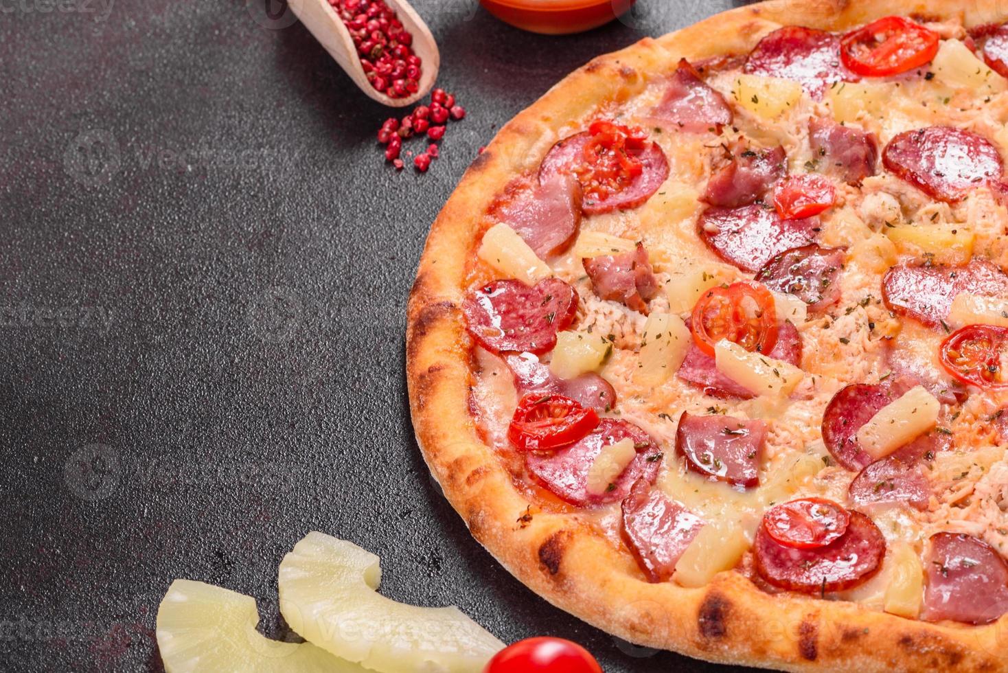 pepperoni pizza met mozzarella kaas, salami, ham foto