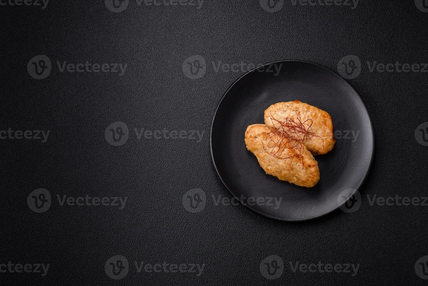 heerlijk gebakken schnitzels of gehaktballen met zout, specerijen en kruiden foto