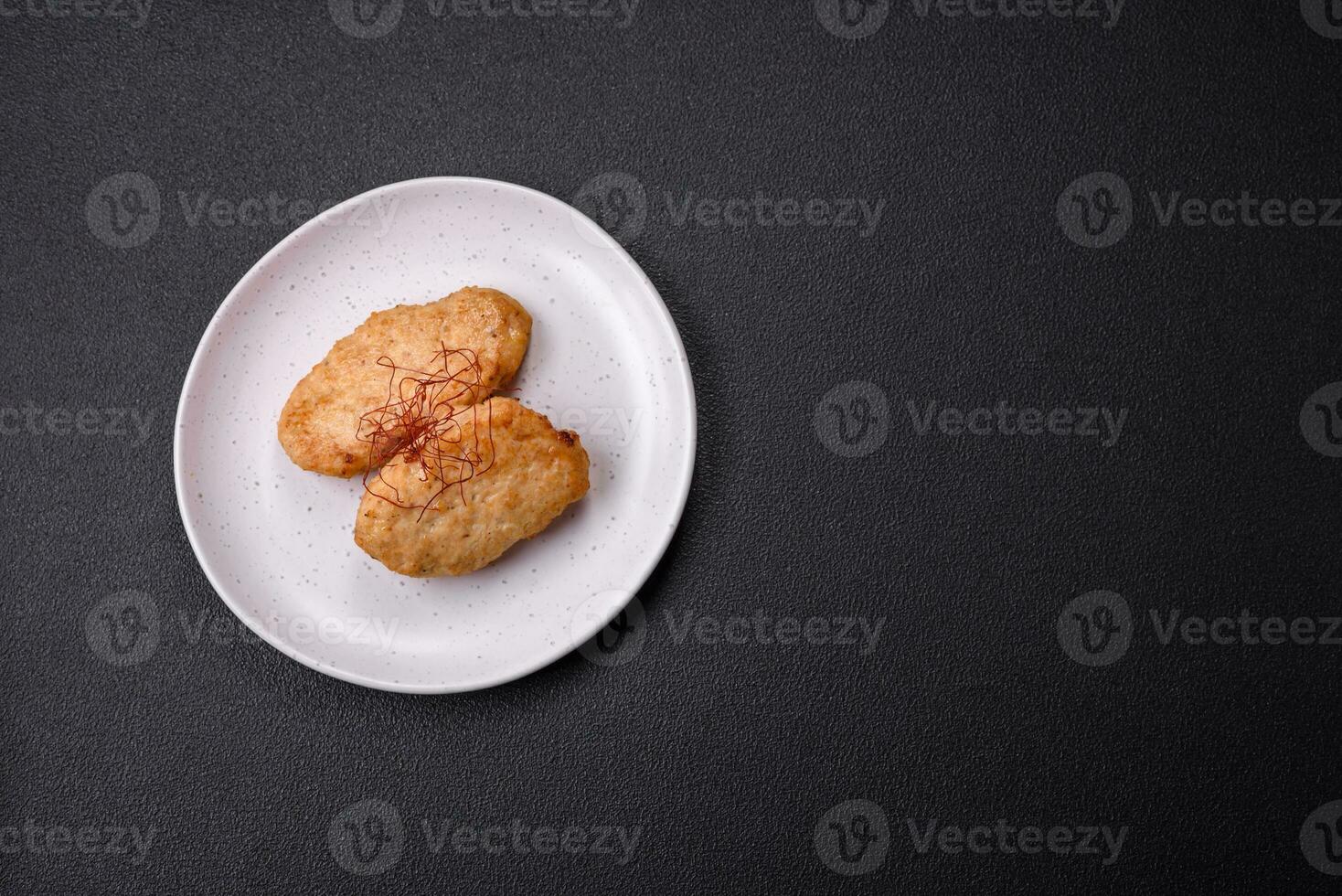 heerlijk gebakken schnitzels of gehaktballen met zout, specerijen en kruiden foto