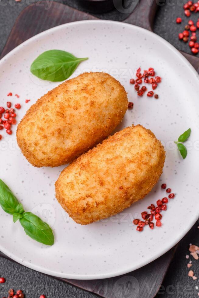 heerlijk gebakken aardappel kotelet gevuld met kip en groenten, specerijen en zout foto