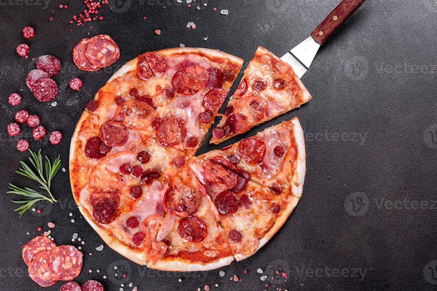 pepperoni pizza met mozzarella kaas foto