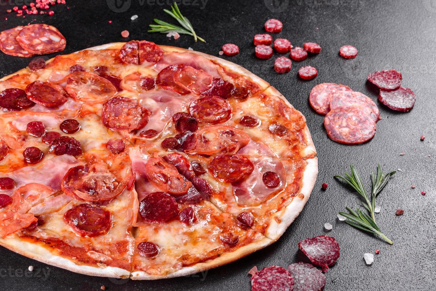 pepperoni pizza met mozzarella kaas foto