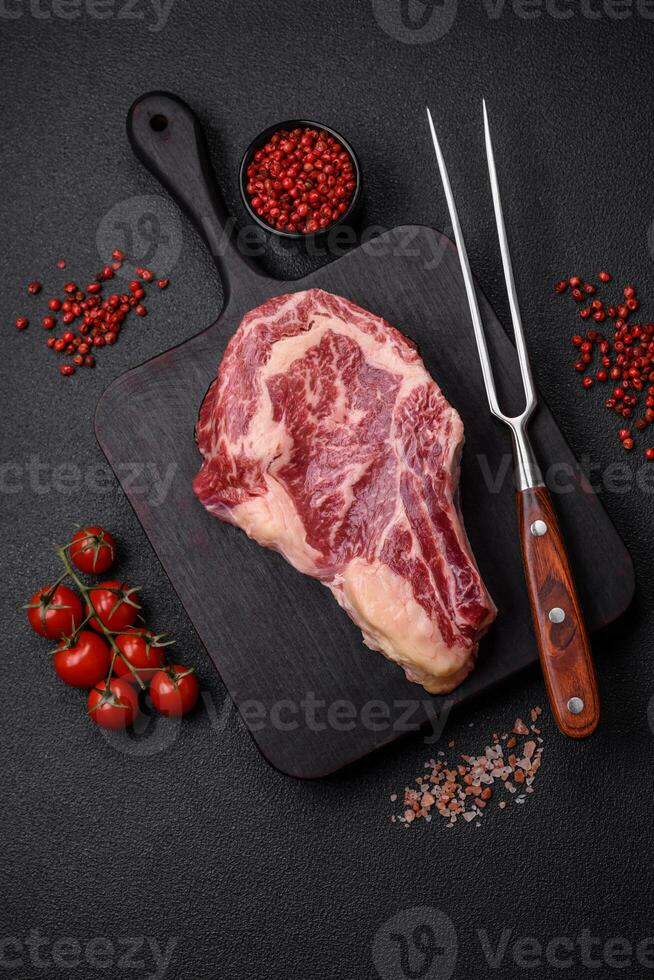 vers sappig rauw rundvlees striploin steak met zout en specerijen foto