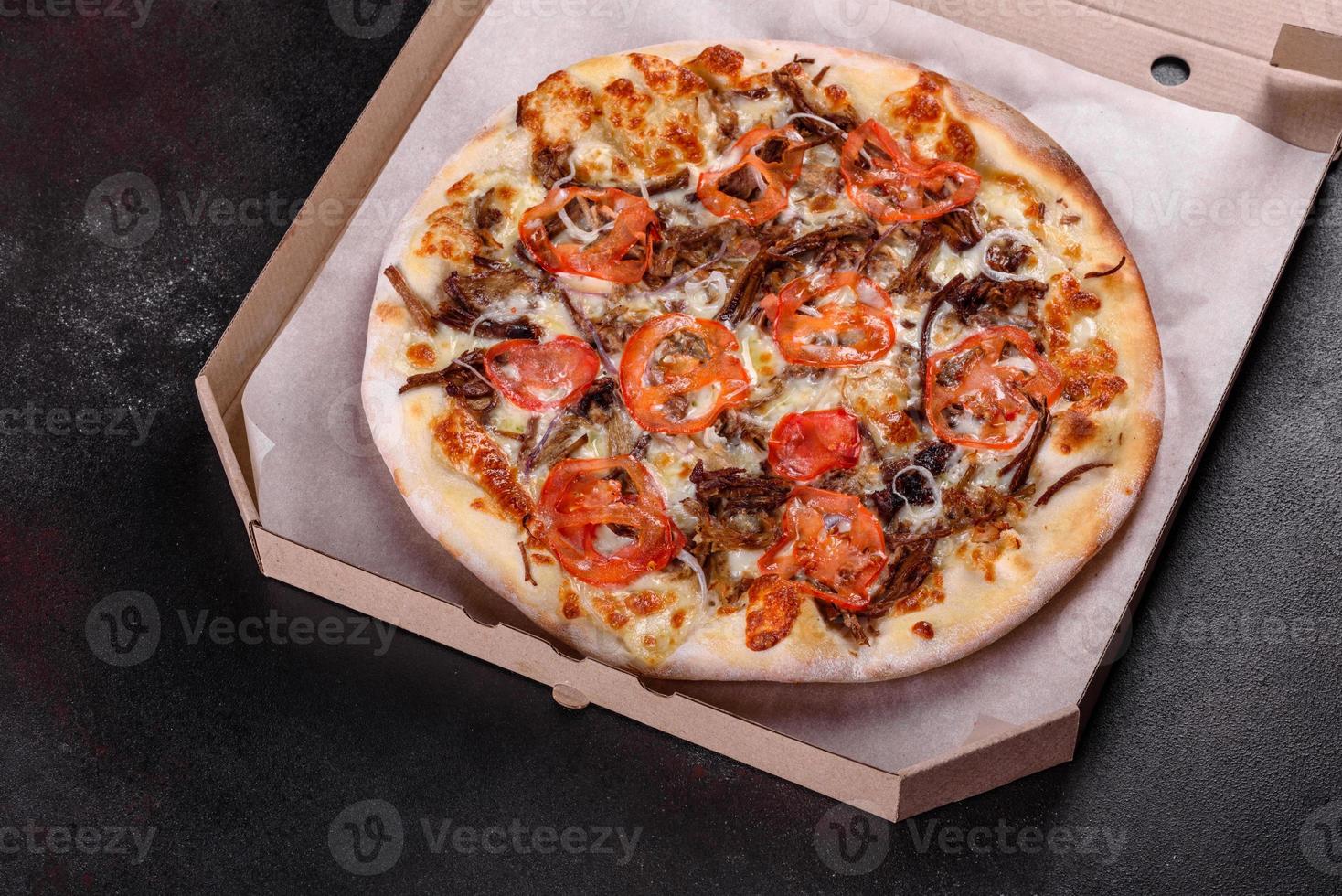 verse warme pizza met vlees, champignons, kaas en tomaten foto