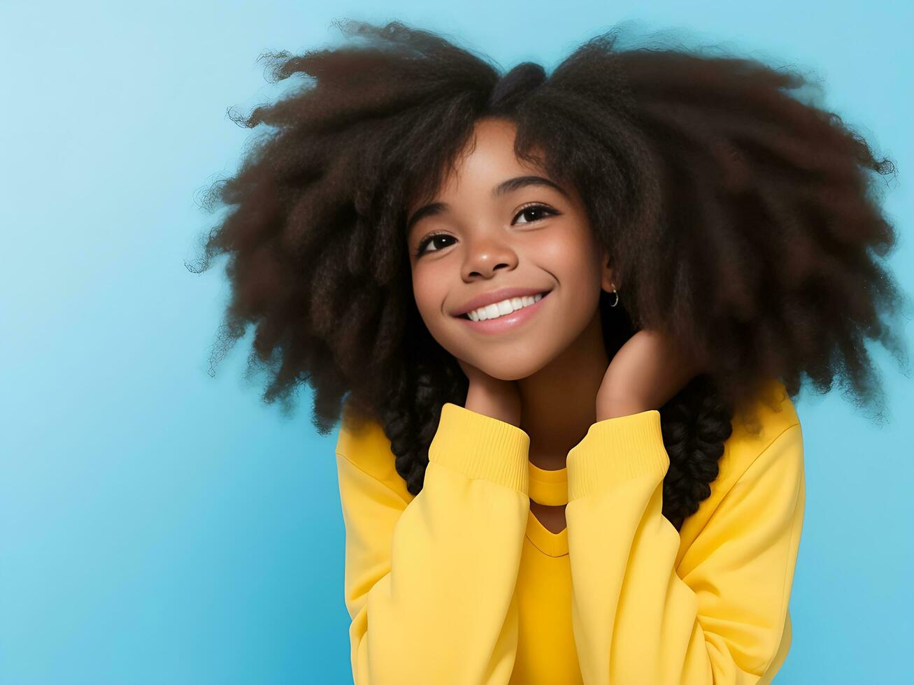 schattig zorgeloos vriendelijk ogend tiener- meisje met afro kapsel glimlachen breed met verlegen, ai gegenereerd foto