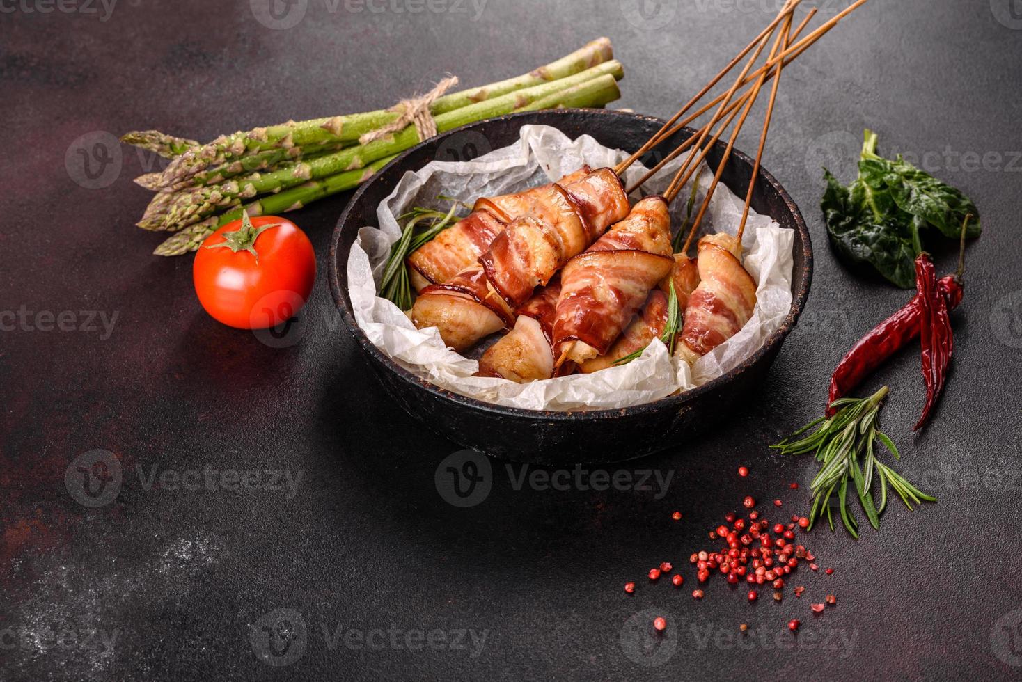 broodje met spek en kipgehakt op een stoofpotje met verse asperges foto