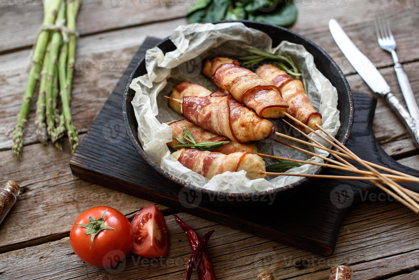 broodje met spek en kipgehakt op een stoofpotje met verse asperges foto