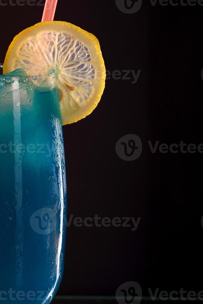 verfrissend koel blauw curacao op de toog. cocktail op een feestje foto