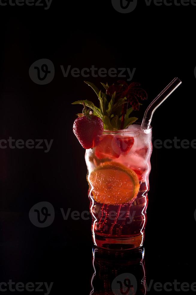aardbei mojito cocktail aan de bar foto