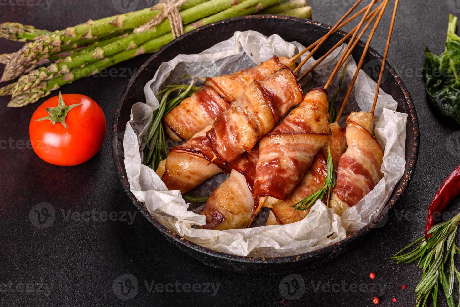 broodje met spek en kipgehakt op een stoofpotje met verse asperges foto