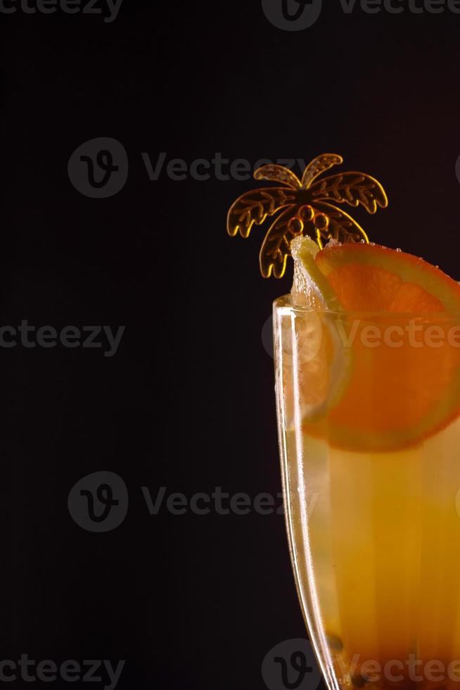 verfrissende koele mango rum collins op de bar foto