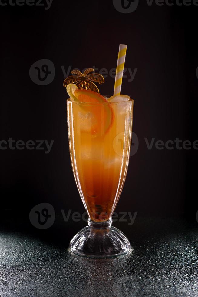 verfrissende koele mango rum collins op de bar foto