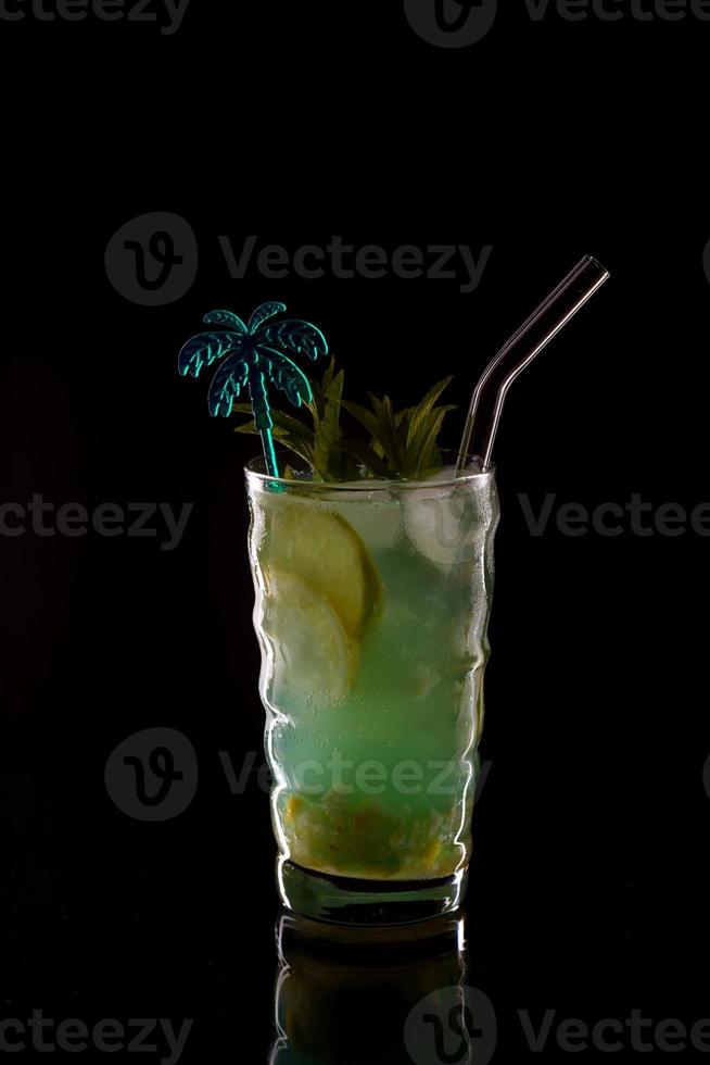 mojito cocktail op zwarte achtergrond foto