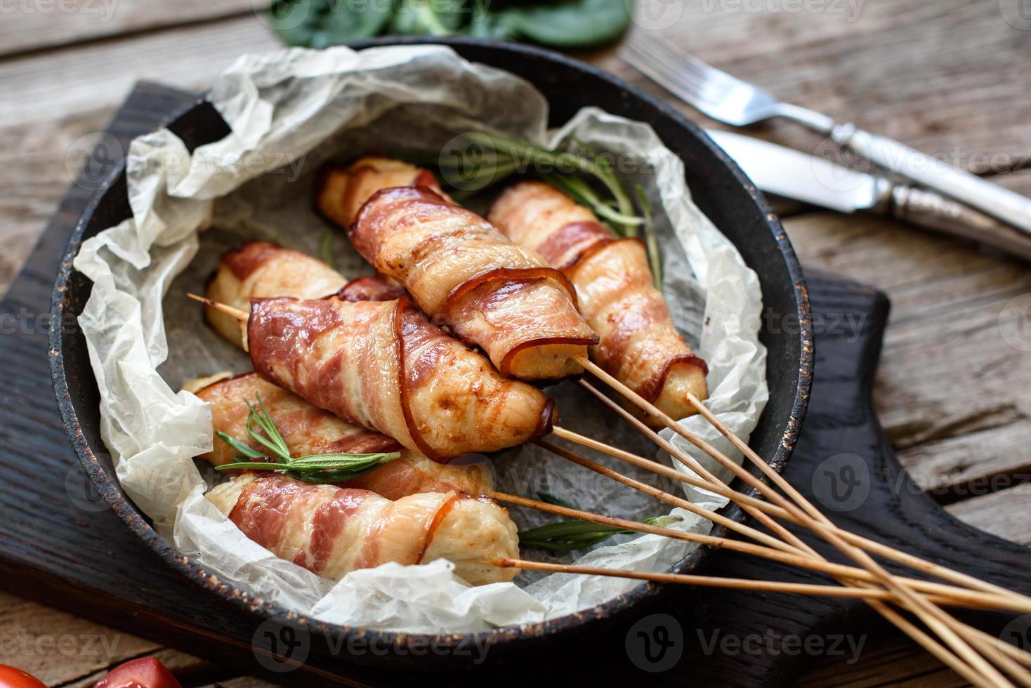 broodje met spek en kipgehakt op een stoofpotje met verse asperges foto