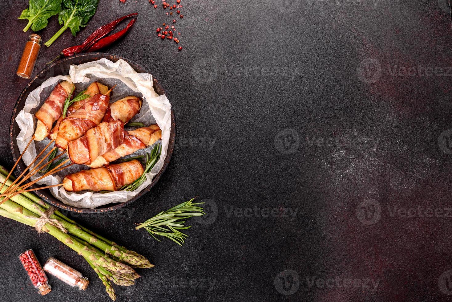 broodje met spek en kipgehakt op een stoofpotje met verse asperges foto