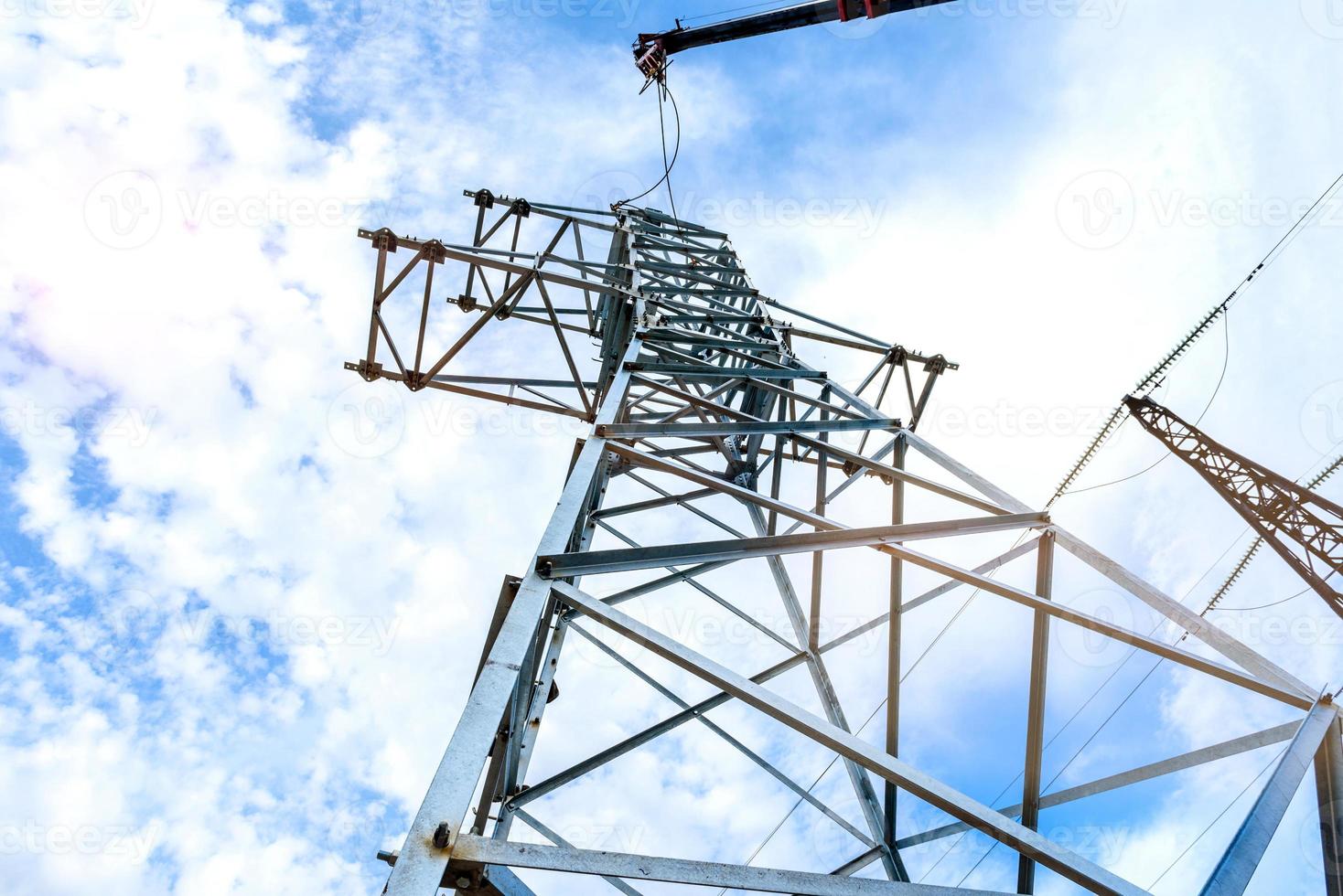 hoogspanning elektrische pilaar van onder foto