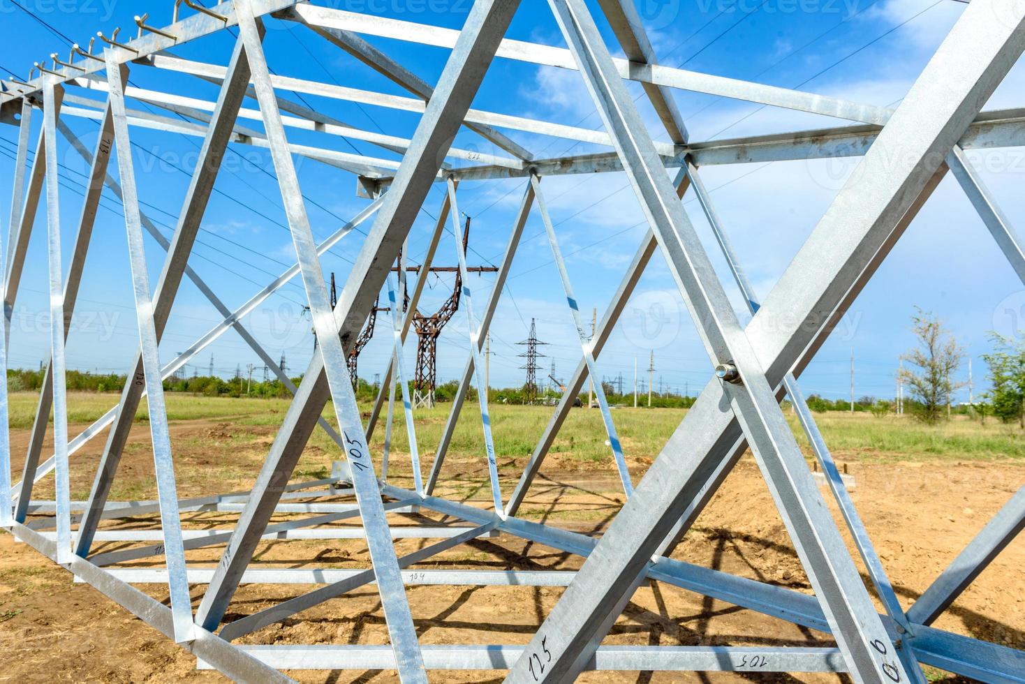 hoogspanning elektrische pilaar van onder foto