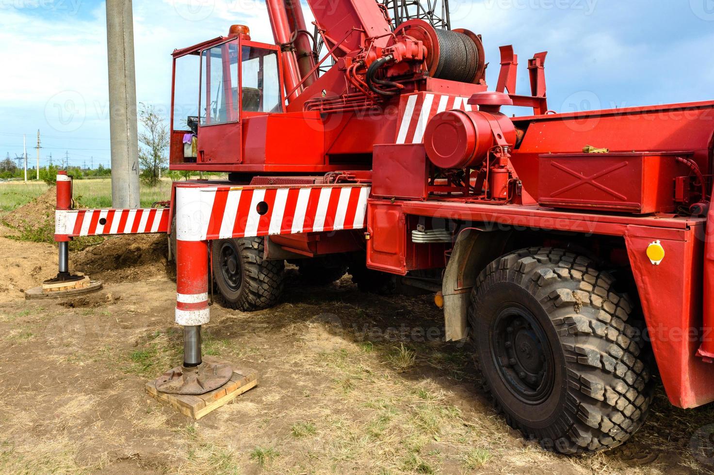 installatie van kolom voor hoogspannings-elektriciteitslijn foto