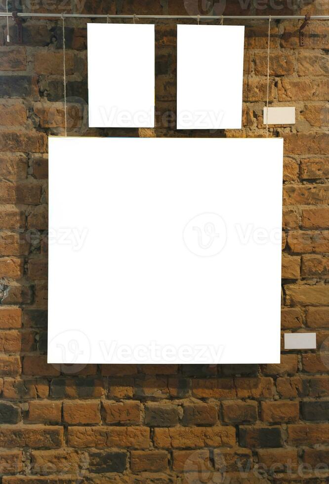 blanco afbeelding kaders Aan steen muur met gloeiend lamp, bespotten omhoog foto