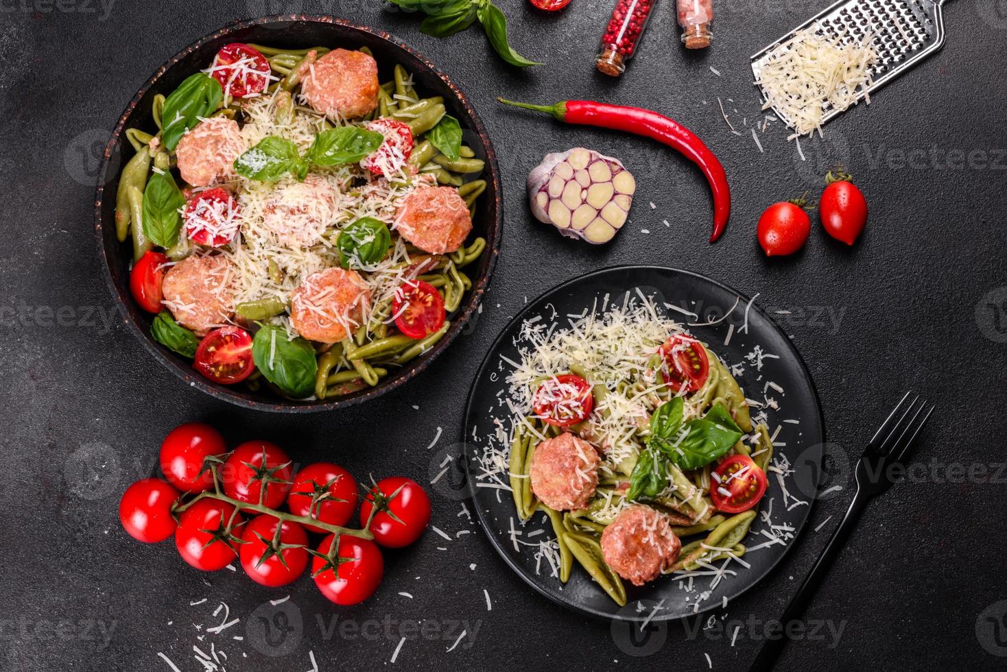 heerlijke verse pasta met gehaktballen, saus, cherrytomaatjes en basilicum foto