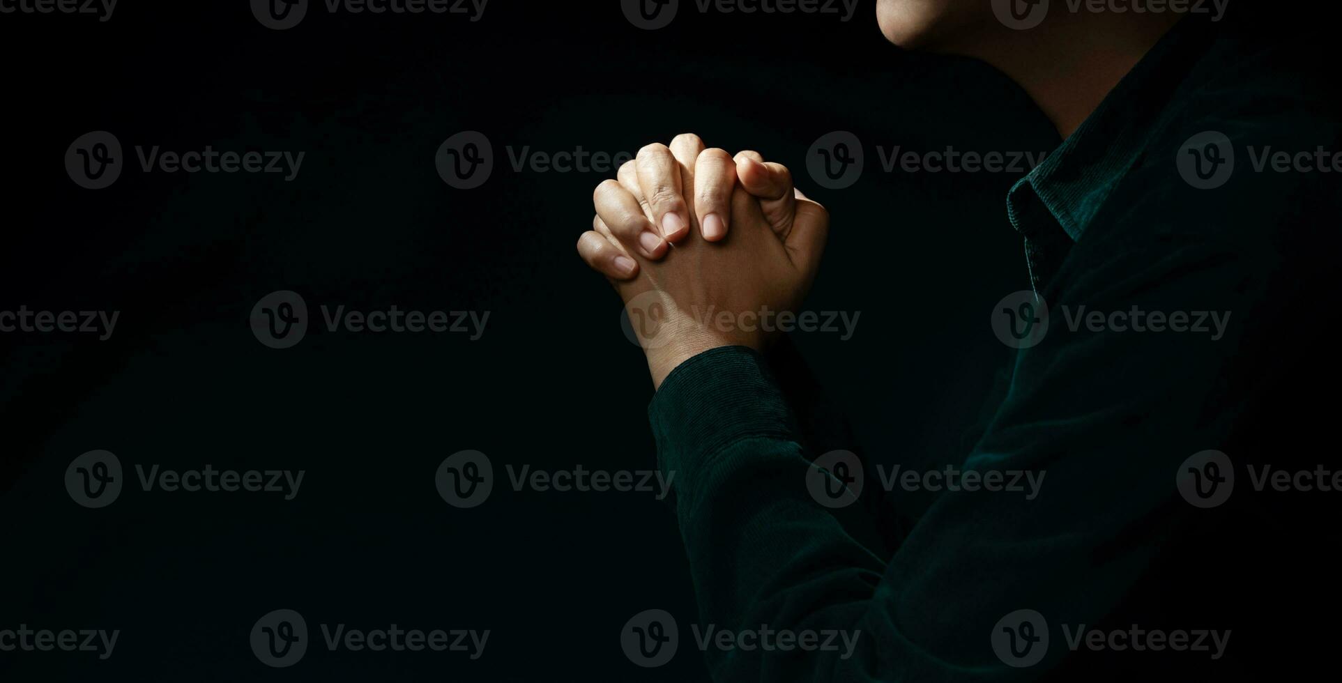 spiritualiteit, religie en hoop concept. persoon maken handen naar bidden in de donker kamer. symbool van nederigheid, smeekbede, van mening zijn en vertrouwen. donker toon. bijgesneden en selectief focus foto