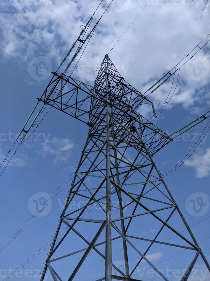 zwarte elektrische toren onder de blauwe lucht foto