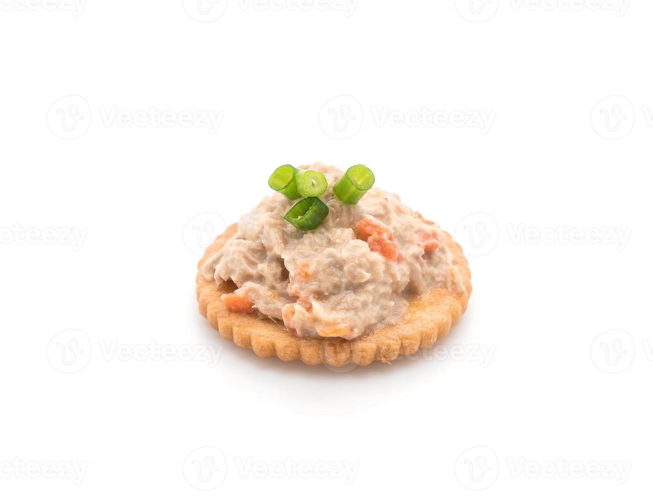 tonijnsalade met cracker op witte achtergrond foto