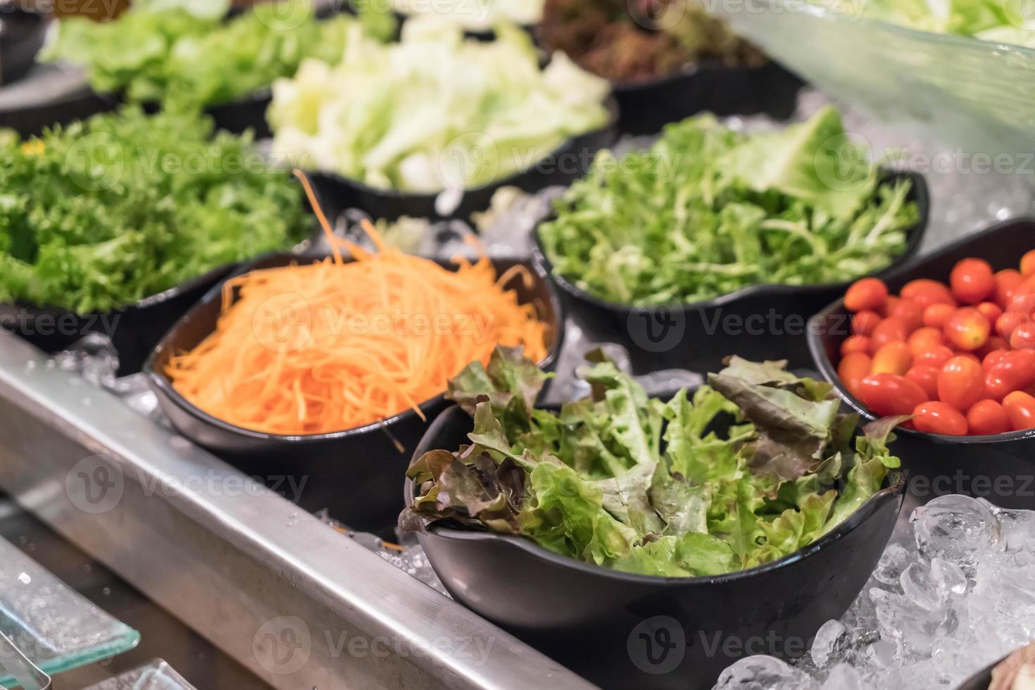gemengde saladebar in een restaurant foto