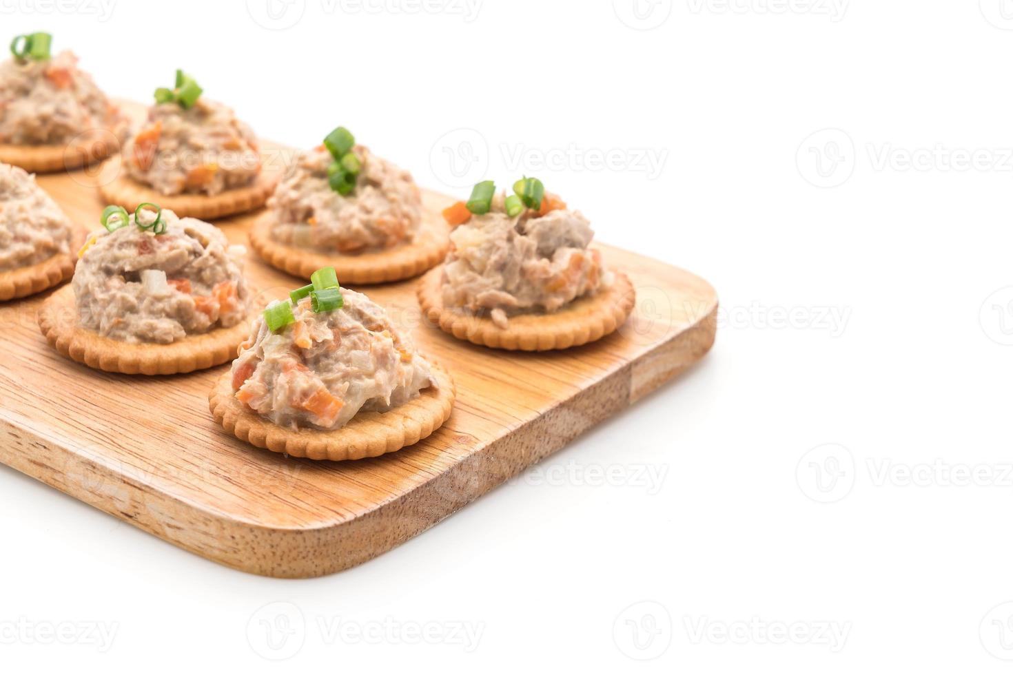 tonijnsalade met cracker op witte achtergrond foto