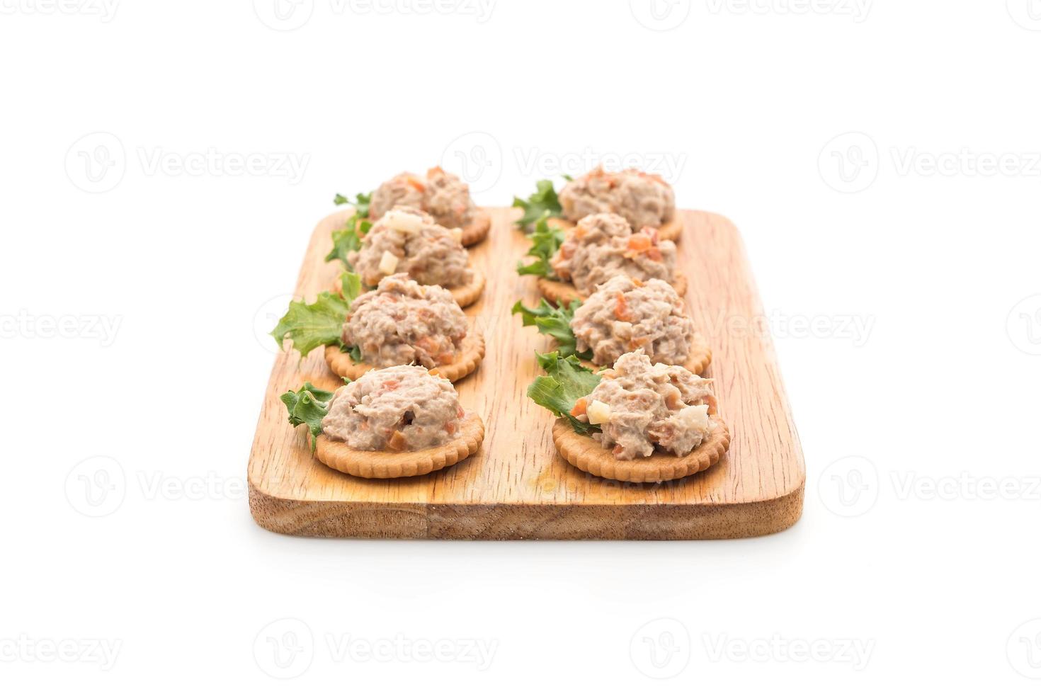 tonijnsalade met cracker op witte achtergrond foto