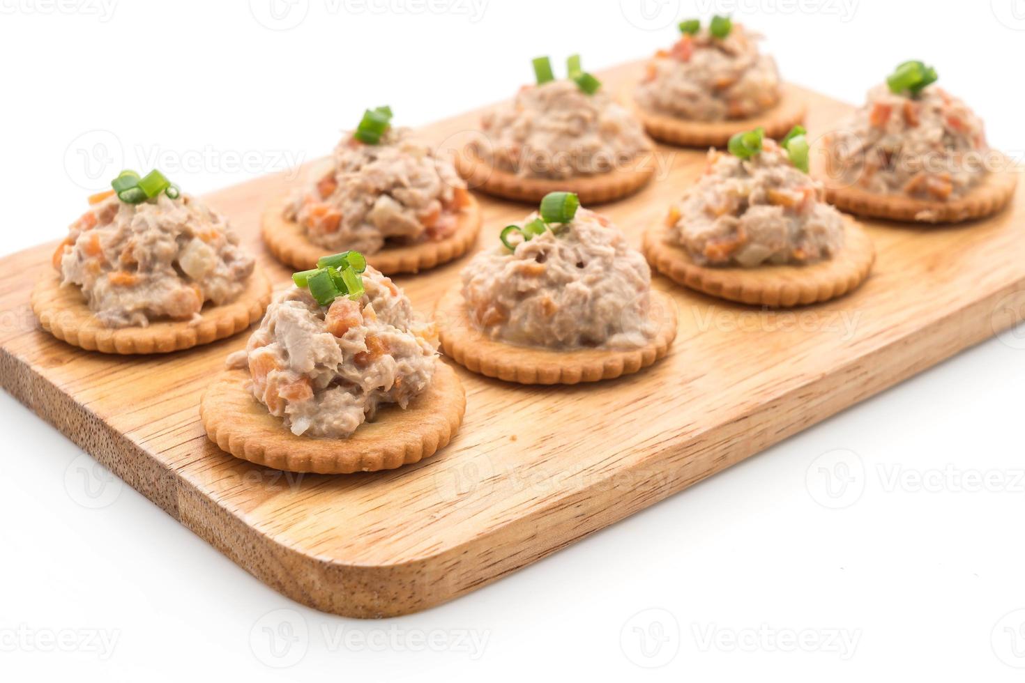tonijnsalade met cracker op witte achtergrond foto